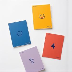 Rozłożone na stole barwne karty emocji z różnymi ikonami przedstawiającymi uczucia.
